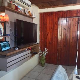 apta para cargar auto eléctrico casa verde 2 pisos，位于里韦拉的酒店