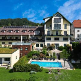 Hotel des Glücks - Landhotel Fischl，位于Sankt Oswald的酒店