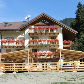 Hotel Lagorai，位于Osteria Carlettani的酒店
