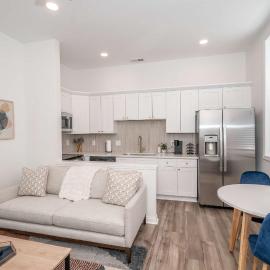 Covington Charm 202，位于卡温顿的酒店
