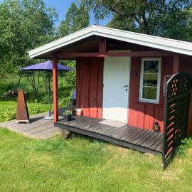 Riverside Bliss - Cozy Cabin near Tvedestrand with WiFi and Deck，位于Vegårshei的酒店