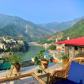 Skyard Hostel Rishikesh Laxman Jhula，位于瑞诗凯诗的酒店