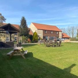 Cottage Lea's Country Hotel & Restaurant，位于皮克林的酒店
