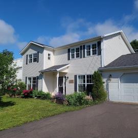 Yuan's Cozy 4BR House in Charlottetown，位于Cornwall的酒店