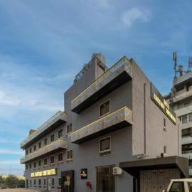 Hotel Kingsway Continental , Raipur,位于赖布尔的酒店