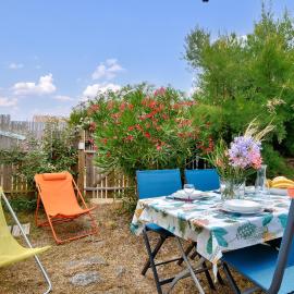 300m plage - Petite maison avec jardin pour 3，位于LʼÉpine的酒店