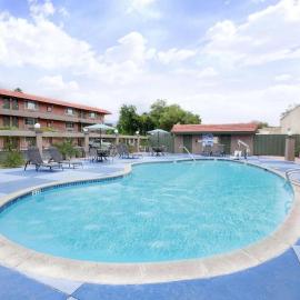 Motel 6 Pasadena, CA Old Town Pasadena Area，位于帕萨迪纳的酒店