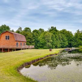 5 Mi to Jay Peak Resort: Cabin w/ Pond Access!，位于Jay的酒店