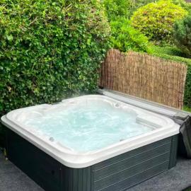 Sentral enebolig på Lura med Jacuzzi!，位于斯塔万格的酒店
