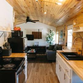 "Cozy Dumplin" - Warm & Modern Stay in RRG/Auxier，位于Pine Ridge的酒店