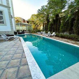 Family Hotel - Free Massage - Free Swimming Pool，位于巴库的酒店