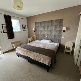 Logis Hotel-Restaurant "Auberge Le Petit pont"，位于Tennie的酒店