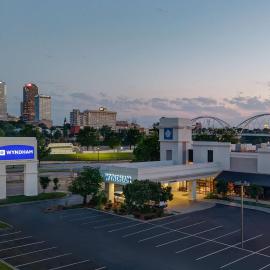 Wyndham Riverfront Hotel，位于小石城的酒店