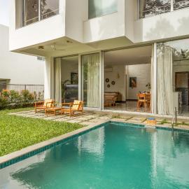 La Agueda by The Blue Kite - 2BHK Luxury Villas, 10 mins to Candolim Beach & 5 mins to Casino with Private Pool, Fully Equipped Kitchen, Garden, 24x7 Security & WiFi，位于尼禄的酒店