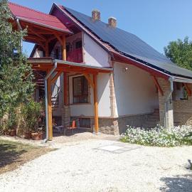 Hagyományőrző és múltidéző porta，位于Báta的酒店