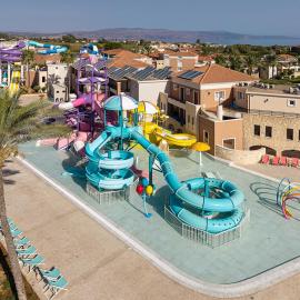 Caldera Beach，位于普拉塔尼亚斯的酒店