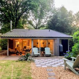 Cozy Forest lodge with hottub!，位于Rheezerveen的酒店