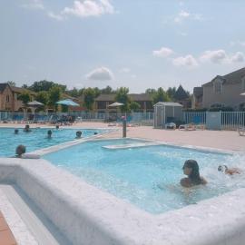 Maison, proche parking, piscine chauffée, en résidence, 4 ou 5 pers, RDC, lac, nature et pêche，位于蒙夫朗屈安的酒店