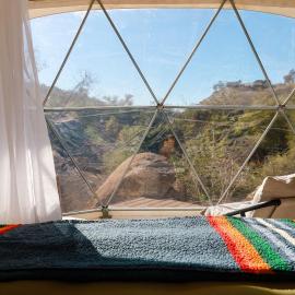 A Quiet Fireside Retreat in a Scenic Glamping Dome，位于福尔布鲁克的酒店
