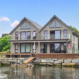 5 Bedroom Gorgeous Home In Bremnes，位于Bremnes的酒店
