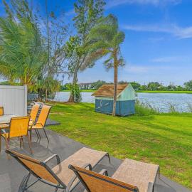 2BR Lakeside Getaway - Peaceful Waterfront Stay，位于戴维的酒店