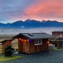 Blue Moon Tiny House Hot Tub Sauna MtnViews，位于安吉利斯港的酒店