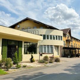 Hotel Trio Giroc，位于Giroc的酒店
