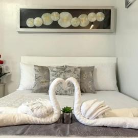 Verdant Resort Condo with Pool, Balcony, Near Airport and Beach，位于公主港的酒店
