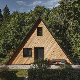 HAUS28 - Modernes A-Frame im Wald，位于Grattersdorf的酒店
