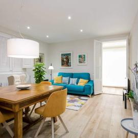 Lovely Designed House Connected To Center，位于科尔内拉德罗布雷加特的酒店