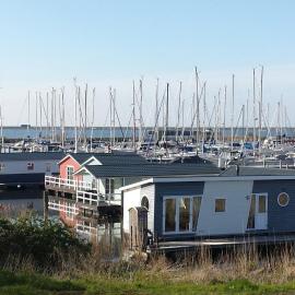 BestMarine Waterchalets Flevo Marina，位于莱利斯塔德的酒店