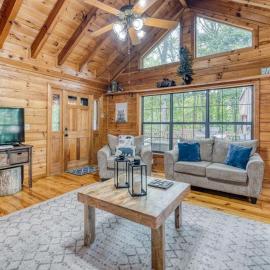 Cozy Cabin Retreat with Hot Tub Game Room，位于蓝岭的酒店