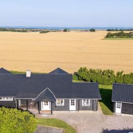 Lodge with Limfjord View，位于Spottrup的酒店