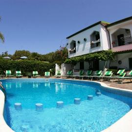 Hotel MARINELLA - Private Free Parking - Grotticelle Beach 200 m，位于梵蒂冈角的酒店