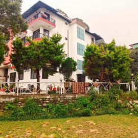 The Raikwals, Near Kainchi Dham，位于博瓦利的酒店