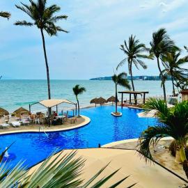 Los Picos Hotel & Suites Bucerias，位于布塞里亚斯的酒店