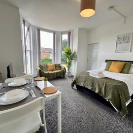 THE SPRINGFIELD SUITE - ONE BEDROOM APARTMENT - KIDDERMINSTER CENTRAL - SLEEPS 3 GUESTS - PARKING INCLUDED - WEST MIDLANDS SAFARI PARK LOCATIOn，位于基德明斯特的酒店