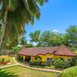Private Beachfront Home-Ocean View-Total Privacy，位于Ampeni的酒店