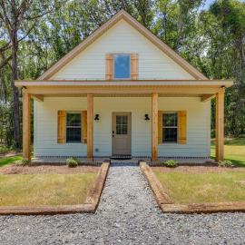 Walk to Sports Complex: Home in Millbrook!，位于米尔布鲁克的酒店