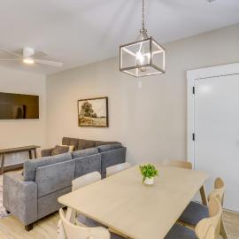 Close to Sports Complex: Modern Millbrook Duplex!，位于米尔布鲁克的酒店