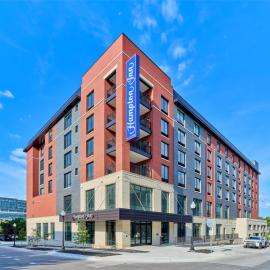 Hampton Inn & Suites Omaha Un Medical Center Area，位于奥马哈的酒店