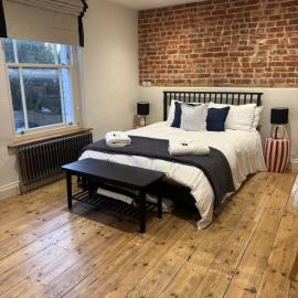 Holt GRDN House A beautiful 1 bedroom house with freestanding bathtub and log burners
