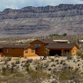 Desert View Retreat - Sleeps 22, Game Garage, Near Skywalk & Lake Mead，位于Meadview的酒店