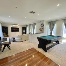 Brighton Blissful - Family Poolside Villa Pool Spa Sauna，位于墨尔本的酒店