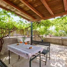 1 Bedroom Cozy Apartment In Stivan，位于Štivan的酒店