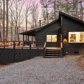 2BR Cabin Rental | Blue Ridge GA | Hot Tub, Deck，位于车里罗格的酒店