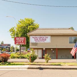 Rose City Inn & Suites，位于Oak Grove的酒店