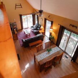Cheerful Two Bdrm Cabin with Hot Tub & Pet Friendly，位于Rockbridge的酒店