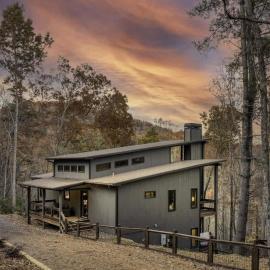 Modern Rustic Cabin with Sprawling Views and Hot Tub，位于蓝岭的酒店