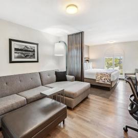 Best Western Plus Hilltop Inn，位于雷丁的酒店